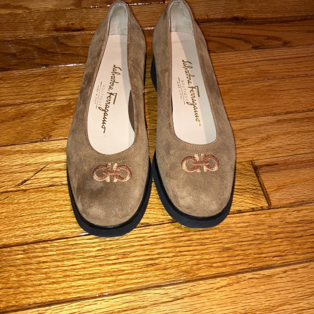 2 for 30 🙌🏻 Salvatore Ferragamo boutique brown suede flats size 5.5